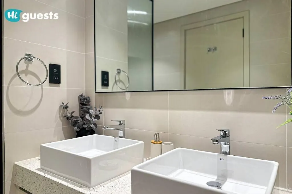Higuests - Marina Retreat, Luxurious 3Br Steps From The Beach Dubai Apartment